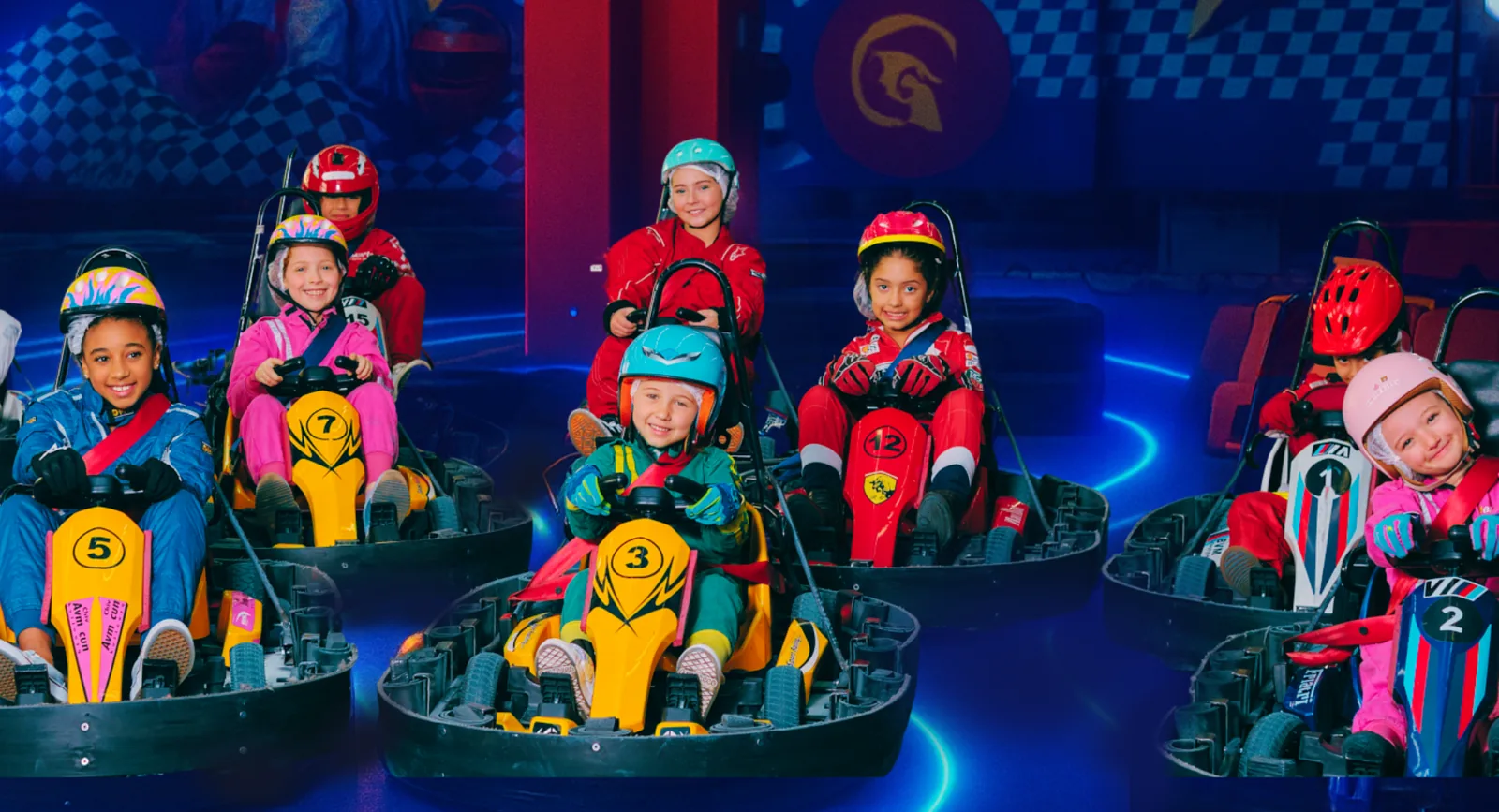 Crianças pilotando karts elétricos na eKarts