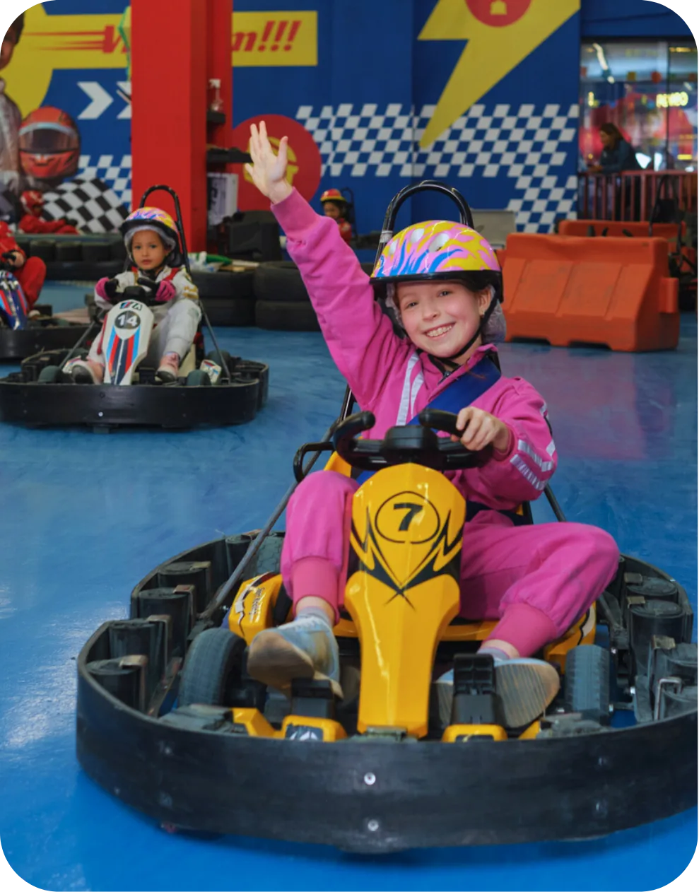 Criança comemorando vitória na corrida de kart infantil da eKarts, Shopping Paragem