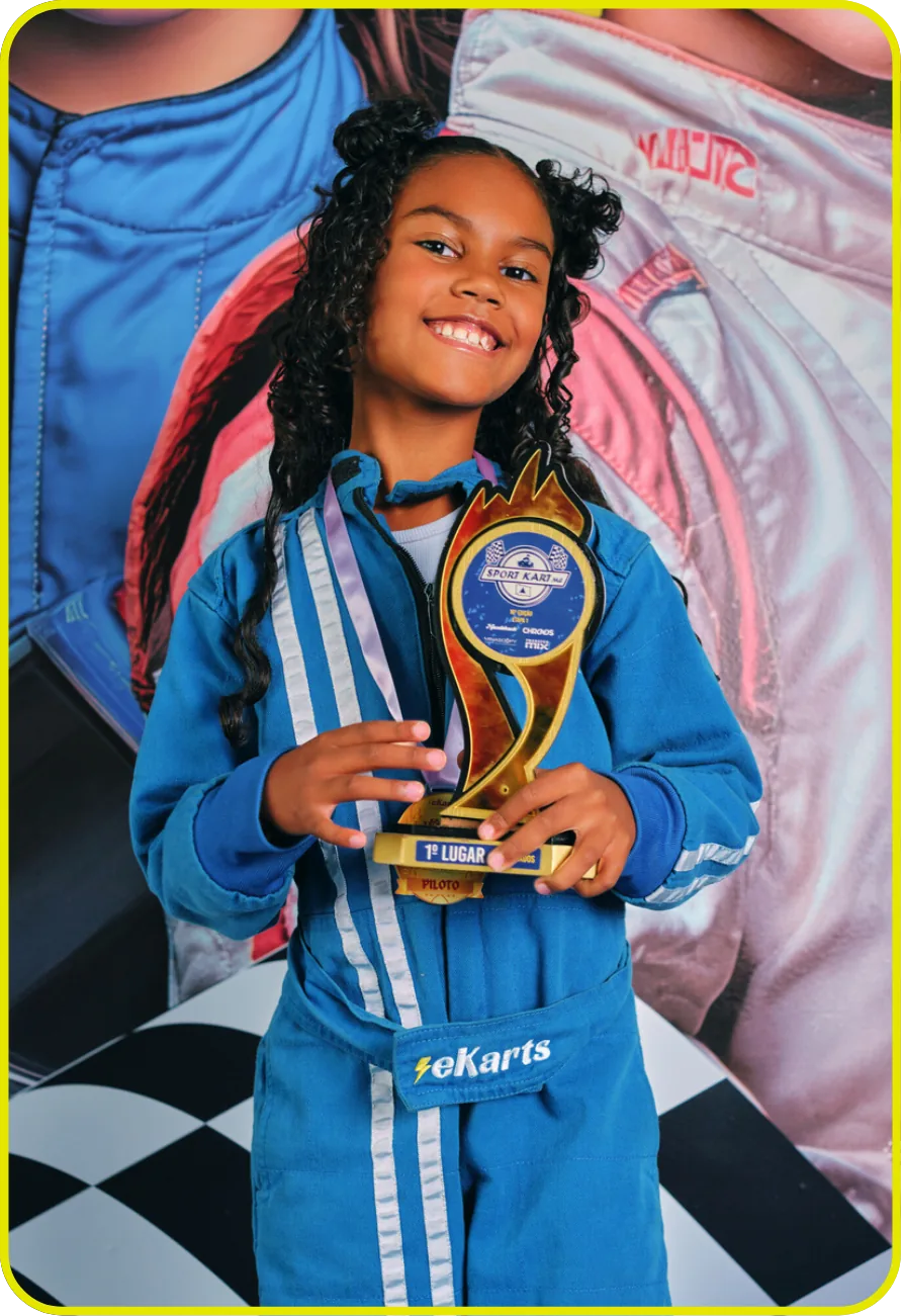 Menina com troféu no pódio da corrida de kart infantil da eKarts em BH