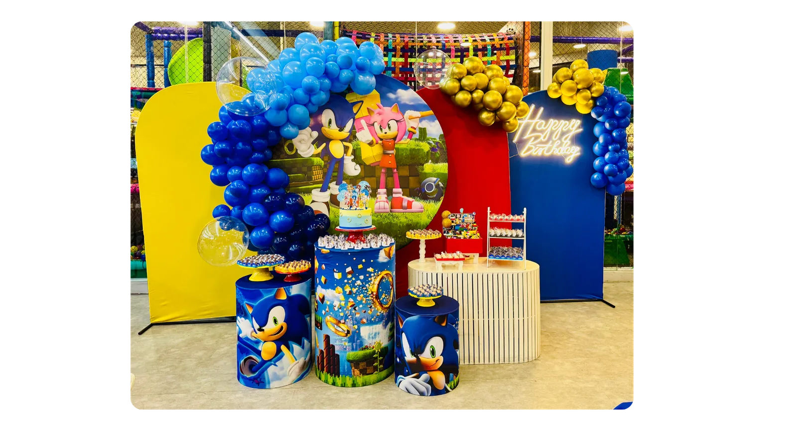 Salão de festas infantil decorado com tema personalizado na eKarts, em Belo Horizonte